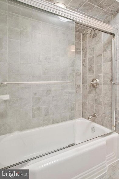 Building Photo - 8205 Robin Hood Ct