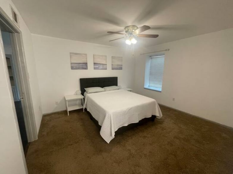 Master Bedroom - 361 N Post Oak Ln