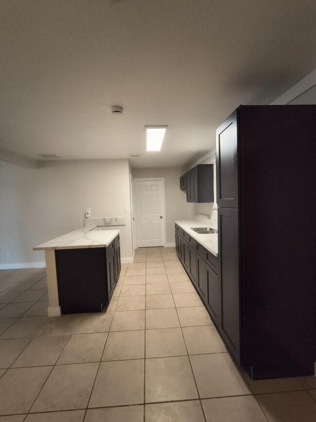 Building Photo - 5 bedroom in PHOENIX AZ 85031