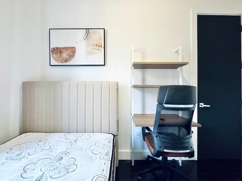 Building Photo - Furnished room/NOT APARTMENT