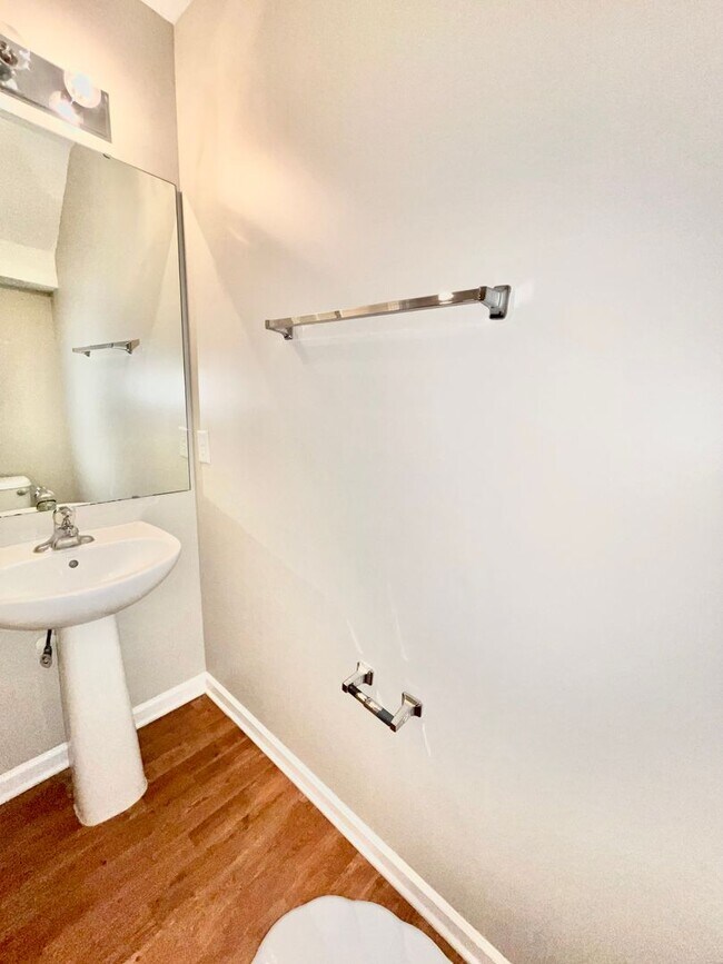 Building Photo - Spacious 3 Bedroom Townhome in Bridford Downs