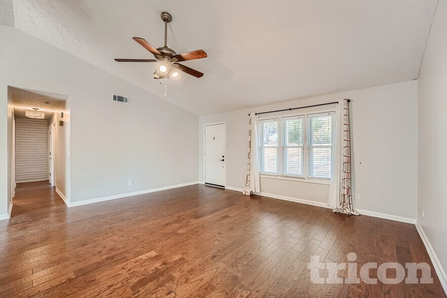 Building Photo - 414 River Point Dr