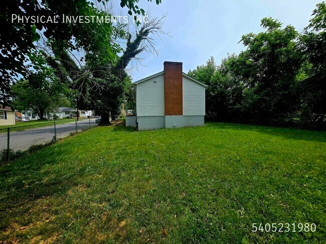 Building Photo - 1547 Riverdale Rd SE