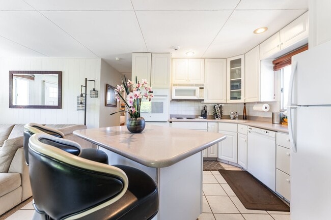 Building Photo - Furnished Luxury Ocean Front Estate in Waianae with Old Hawaii rural setting- 3/5 Luxury, 2 story...