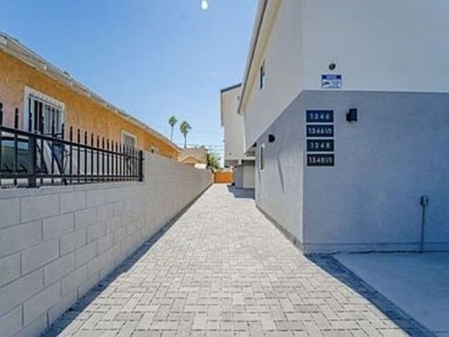 Building Photo - 1348-1348 E Vernon Ave