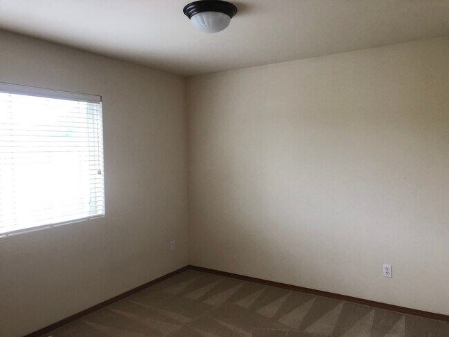 Building Photo - Huntington Duplex