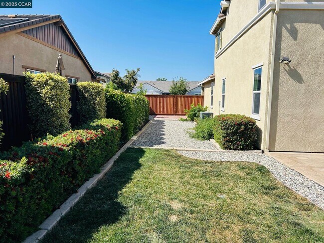 Building Photo - 908 Poppy Dr