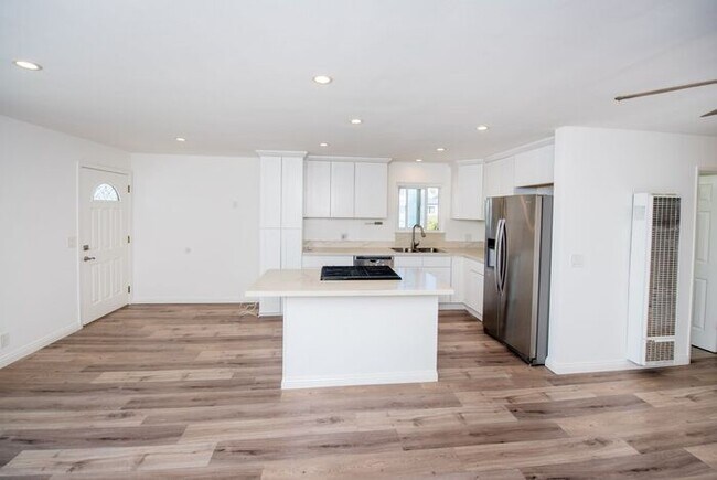Building Photo - Charming Coastal Retreat - Newly Remodeled!