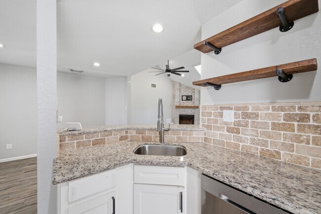 Building Photo - 1805 Whitebriar Dr