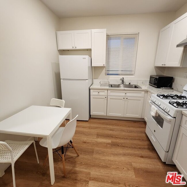 Building Photo - 341 S Western Ave