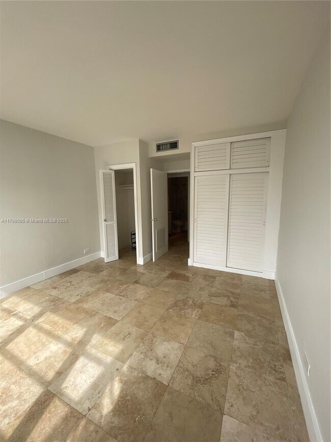Building Photo - 1408 Brickell Bay Dr