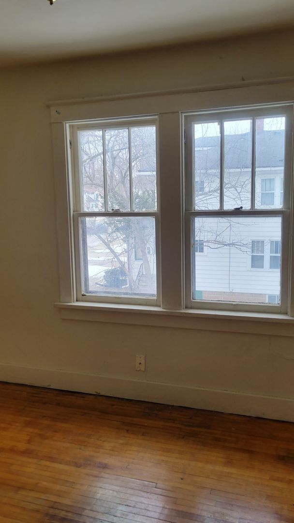 Building Photo - 2 bedroom/1 Bath duplex with large yard