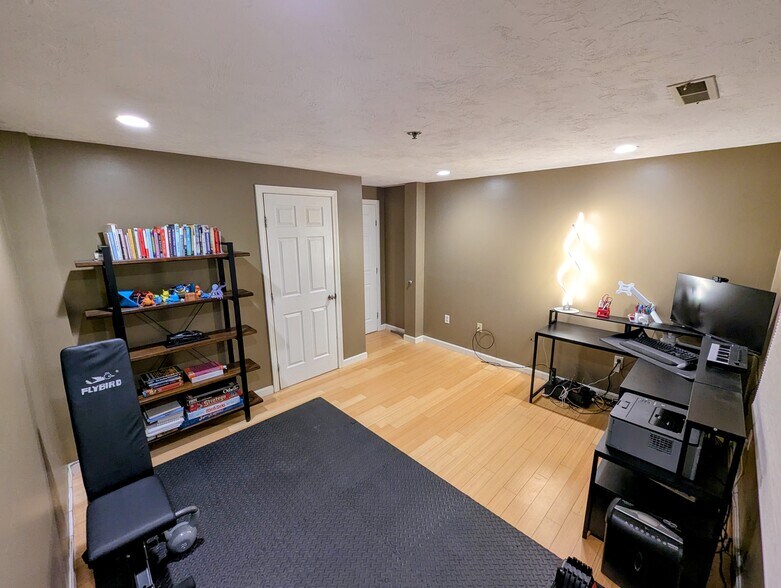 Building Photo - 55 Howland St