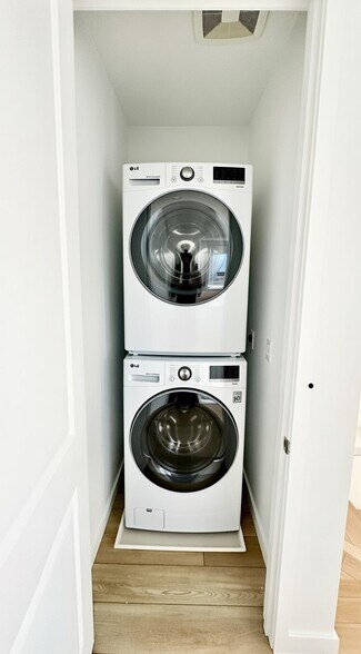 Building Photo - 9324 Via Azul