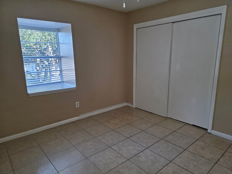 Building Photo - 9004 Tudor Dr