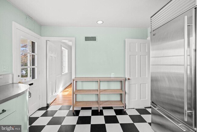 Building Photo - 6045 Edgewood Terrace