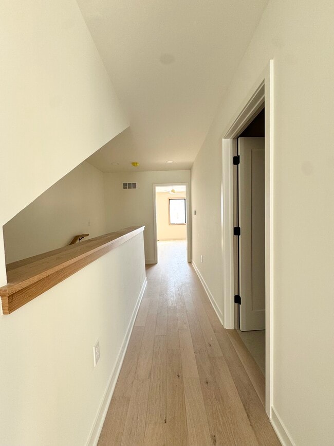 Building Photo - 537 E 19th St