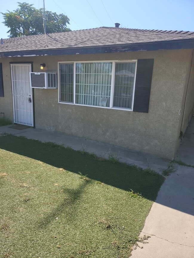 Building Photo - Birdwell Triplex