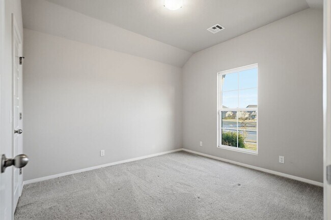 Building Photo - Welcome to this exceptionally well maintained like new home located in the Estates at Morrow Place