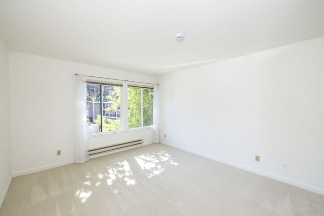 Building Photo - Lovingly Maintained 1 Bed, 1 Bath Condo in...