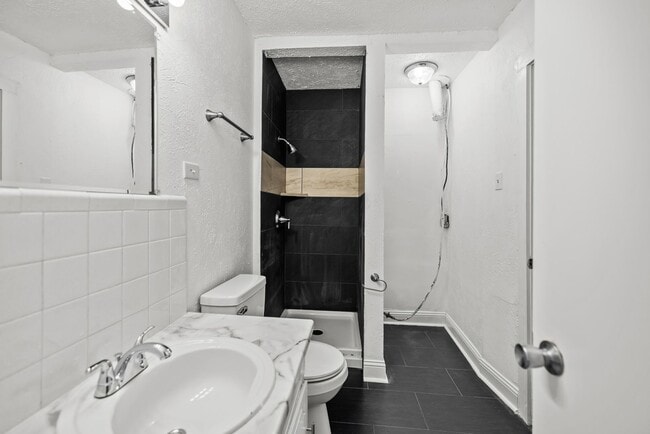 Building Photo - Charming 4 Bedroom, 2 Bathroom house