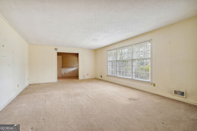 Building Photo - 5140 Lakewood Dr
