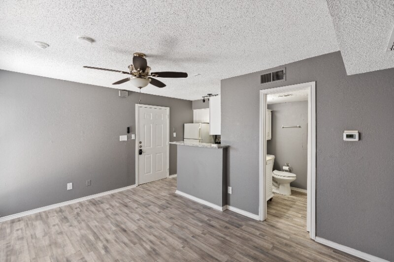 Building Photo - 2300 Balsam Dr