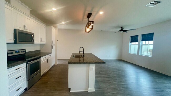 Building Photo - 3 Bdrm, 2.5 Ba Townhouse w/2 Car Attached Garage Available For Rent