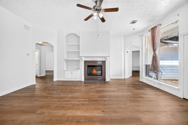 Building Photo - 15307 Flemington Ave