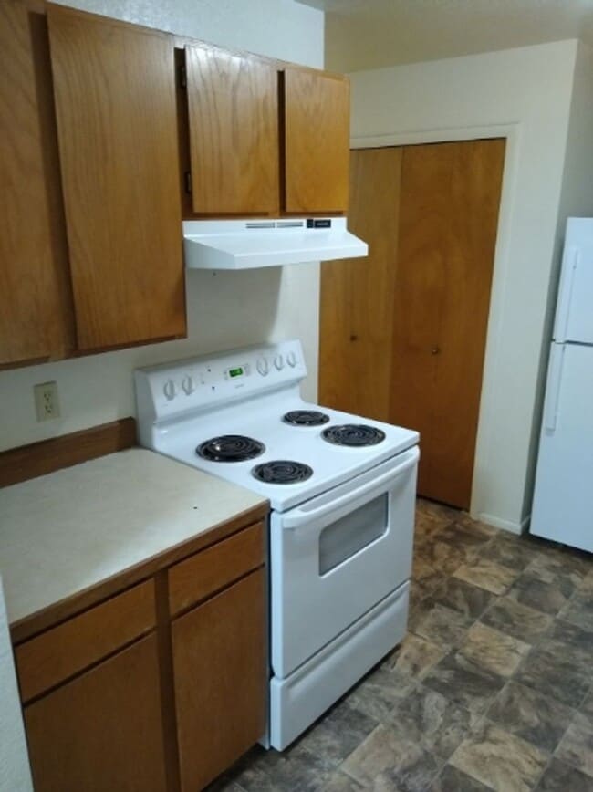 Building Photo - 2 bedroom 1 bath apartment very close to SUU!