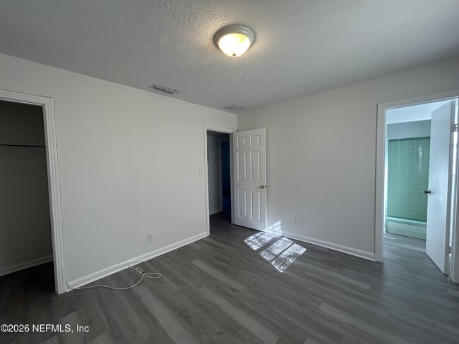 Building Photo - 10610 Lone Star Rd