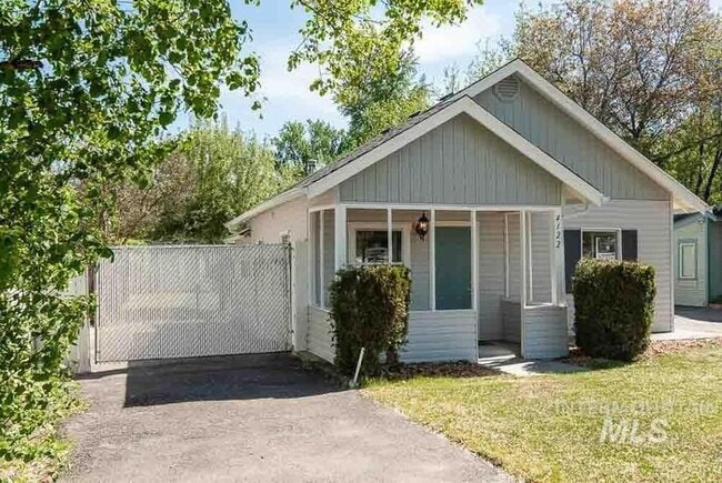 Building Photo - Charming 2 Bed, 1 Bath Single-Family Home with Large Backyard & RV Hookups!