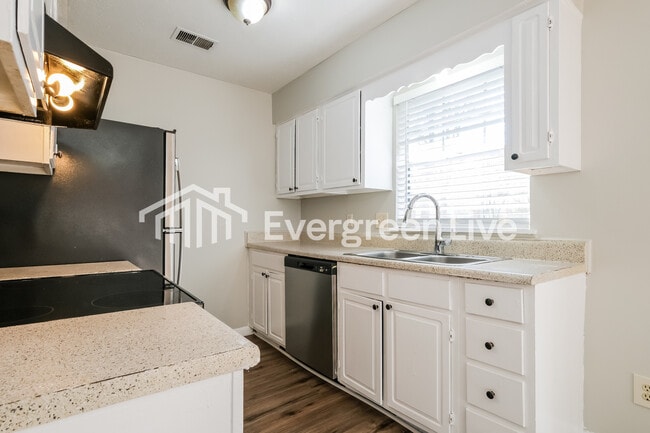 Building Photo - 8929 Ashwood Dr