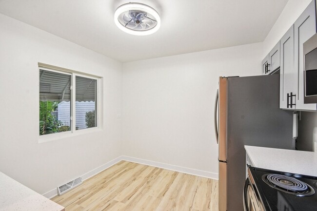 Building Photo - 470 E Vallette St