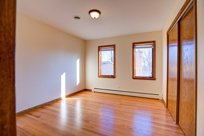 Building Photo - 5715 N Cicero Ave