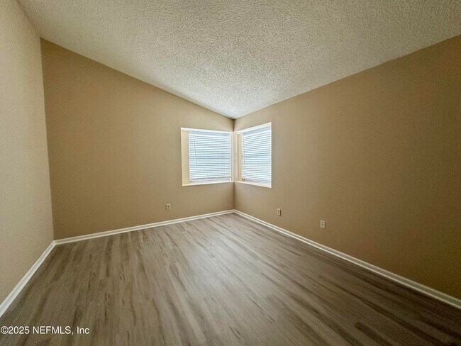 Building Photo - 8828 Townsquare Dr S