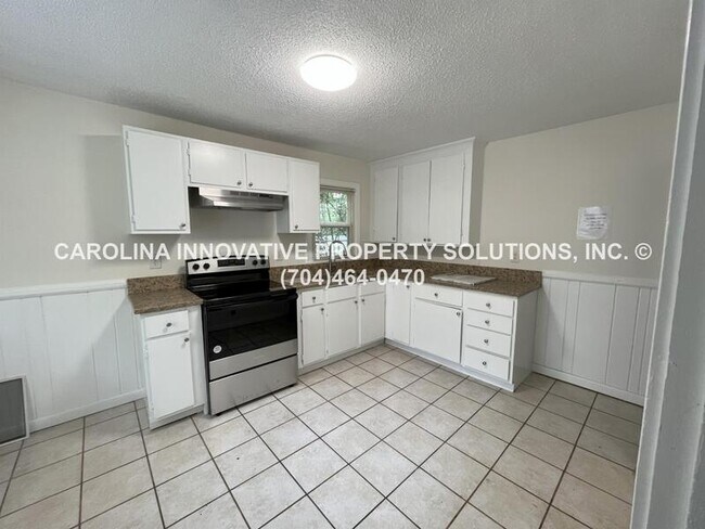 Building Photo - 2830 Phillips Ave