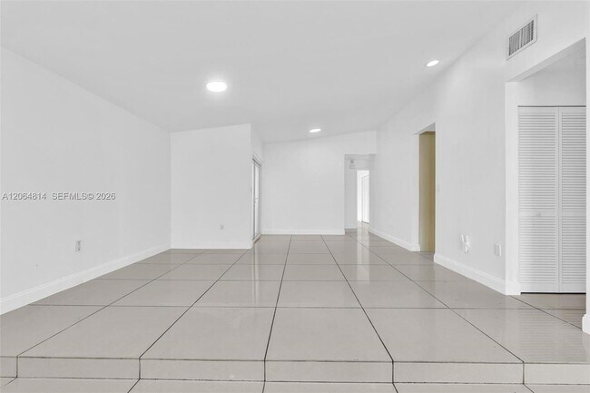 Building Photo - 616 NE 195th St