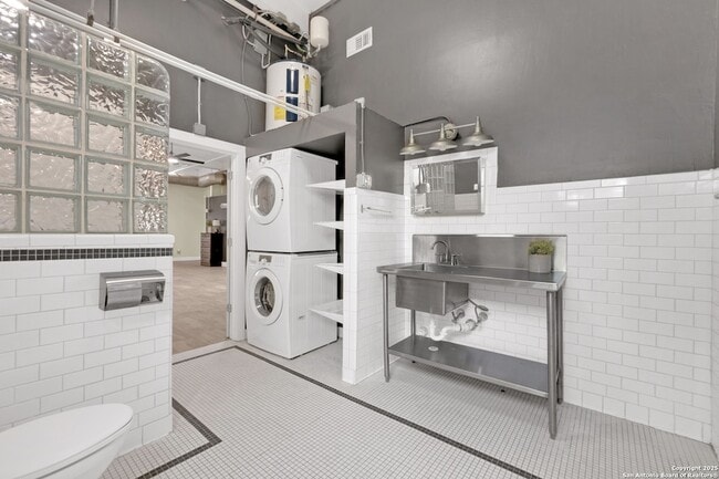 Building Photo - 3363 E Commerce St