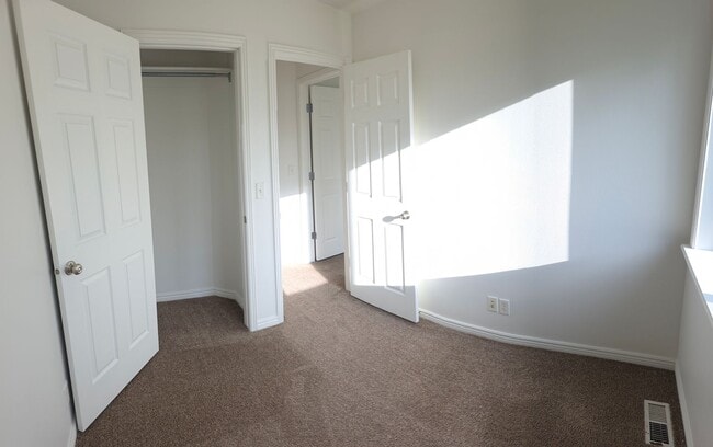 Building Photo - LEASE TAKEOVER - 3 Bed, 1.5 bath townhome available in the Vallinda Community