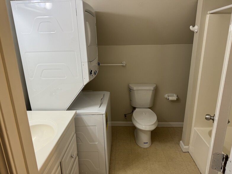 Seconcd Floor Full Bath with Washer and Dryer - 224 Jeff Heights Rd