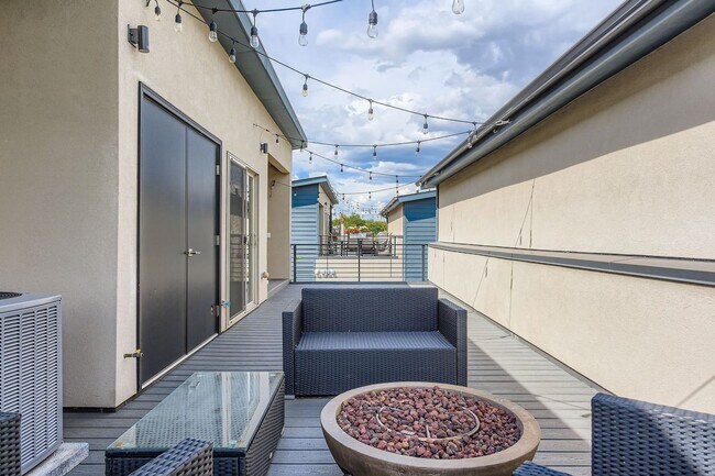 Building Photo - Luxury 3 bed, 3.5 bath Townhome Blocks fro...