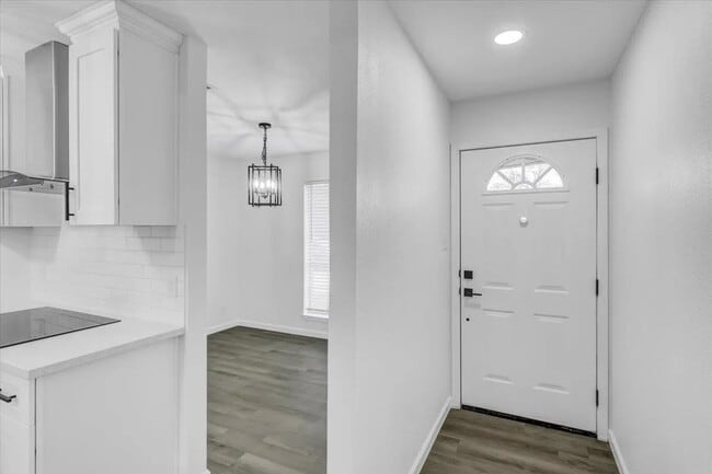 Building Photo - 108 Sparrow Way