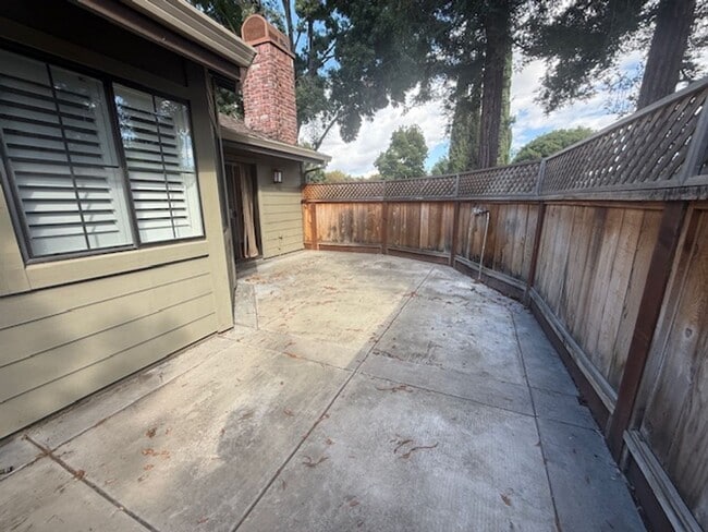 Building Photo - Beautiful Townhome in the Heart of Pleasanton