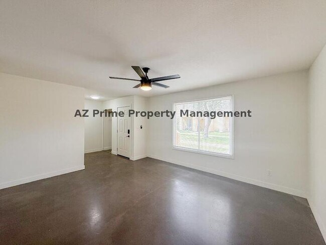Building Photo - 4440 W Solano Dr N