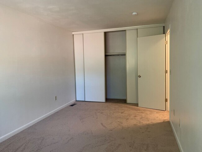 Building Photo - 2 Bedroom 1.5 Bath Townhouse