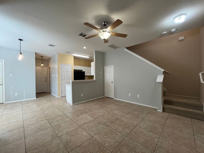Primary Photo - Great 3/2.5 Townhouse in Great Location