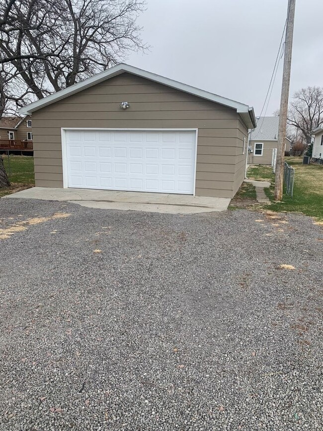 Building Photo - Spacious 3 Bedroom, 2 Bathroom Home near A...