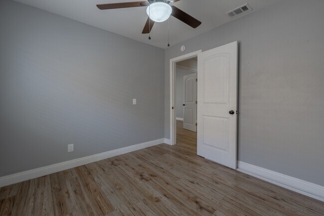 Building Photo - 27263 Family Cir