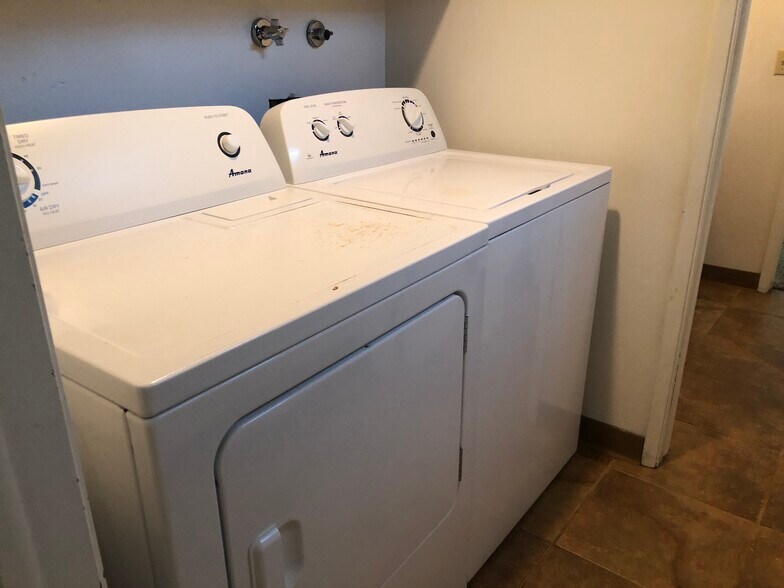 Building Photo - 450 NW Larry St